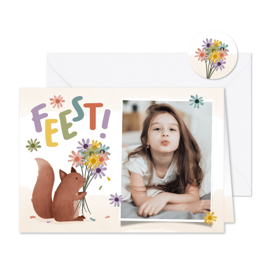 Kinderfeestje uitnodiging eekhoorn met bloemen en foto - Kaartimpressie