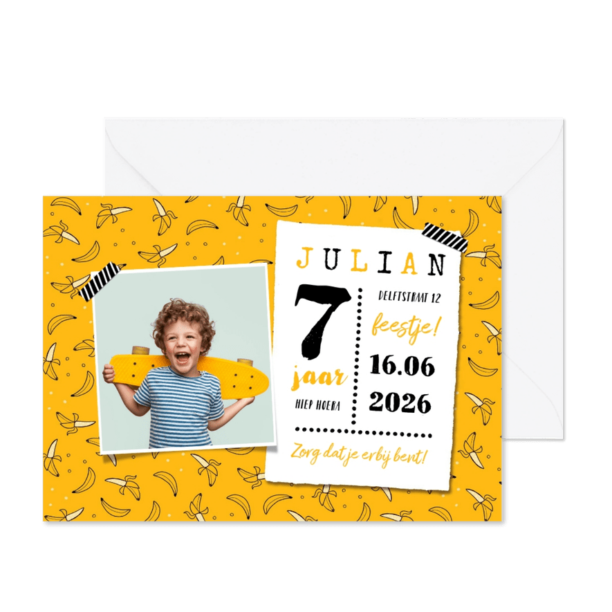 Kinderfeestje uitnodiging hip banaan foto okergeel foto - Kaartimpressie