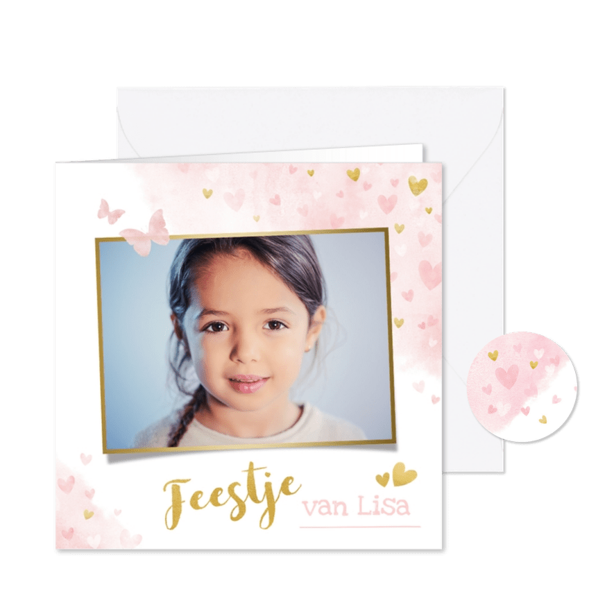 Kinderfeestje uitnodiging meisje met roze en gouden hartjes  - Kaartimpressie