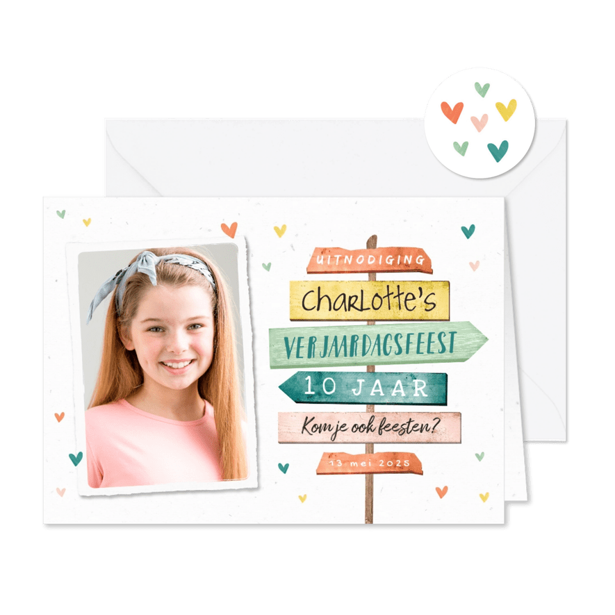 Kinderfeestje uitnodiging meisje wegwijzers hartjes foto - Kaartimpressie