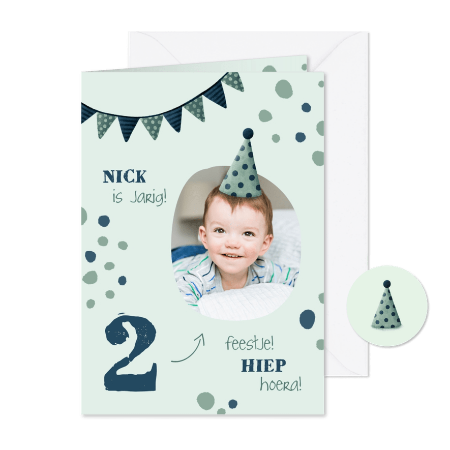 Kinderfeestje uitnodiging met vlaggetjes en feesthoedje - Kaartimpressie