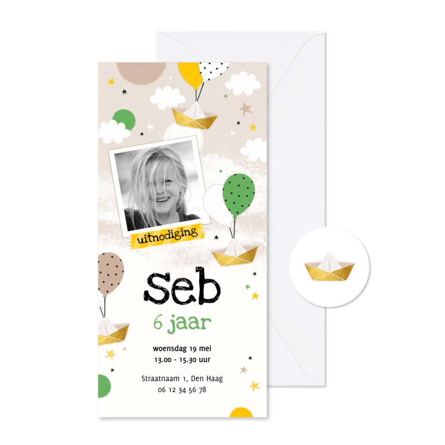 Kinderfeestje uitnodiging papieren bootje groen geel goud - Kaartimpressie
