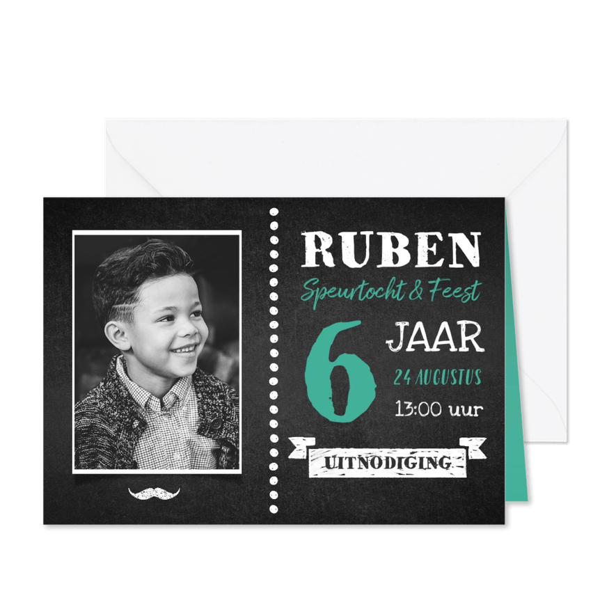 Kinderfeestje uitnodiging speurtocht stoer met krijtbord - Kaartimpressie