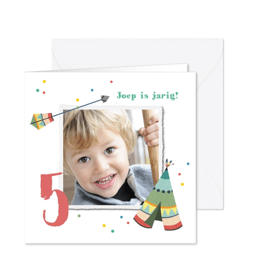 Kinderfeestje uitnodiging vrolijk met confetti en tipi tent - Kaartimpressie