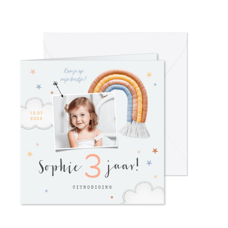 Kinderfeestje uitnodiging wolken regenboogjes sterren foto - Kaartimpressie
