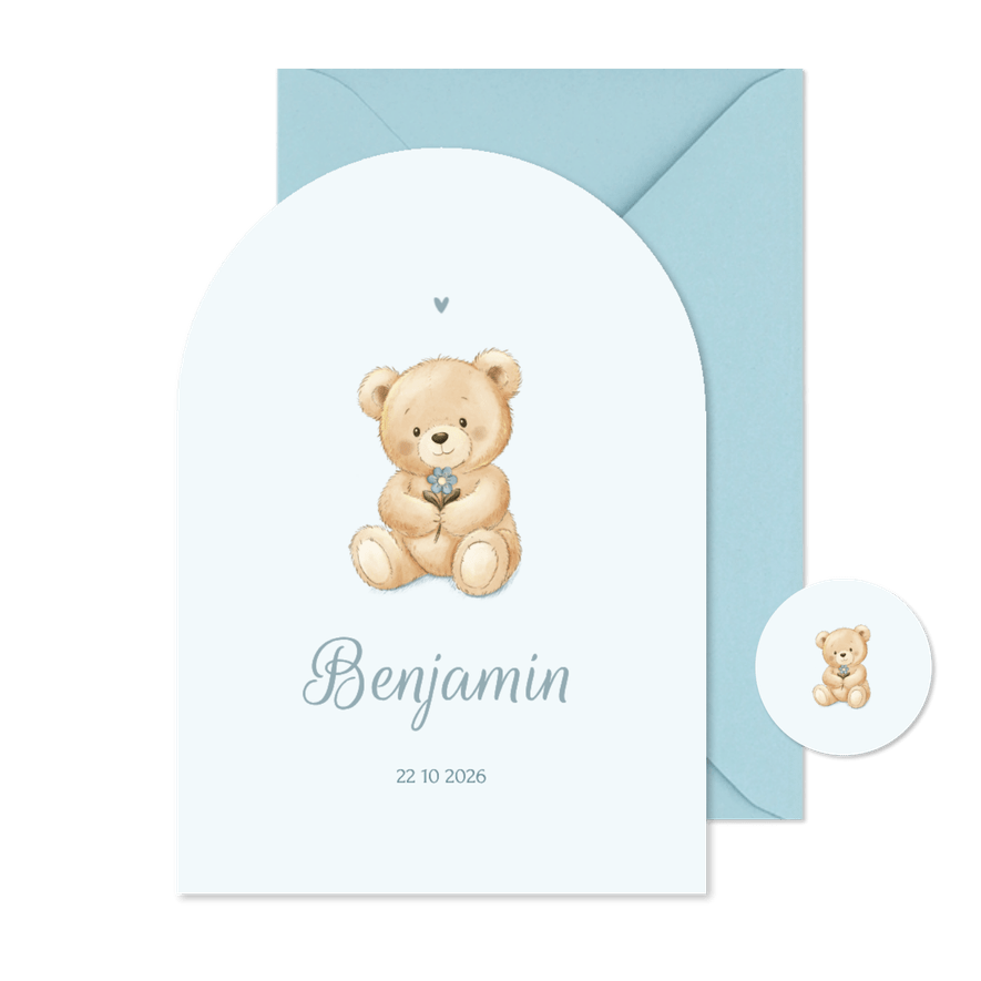 Klassiek boogvormig geboortekaartje teddybeer met bloemetje - Kaartimpressie