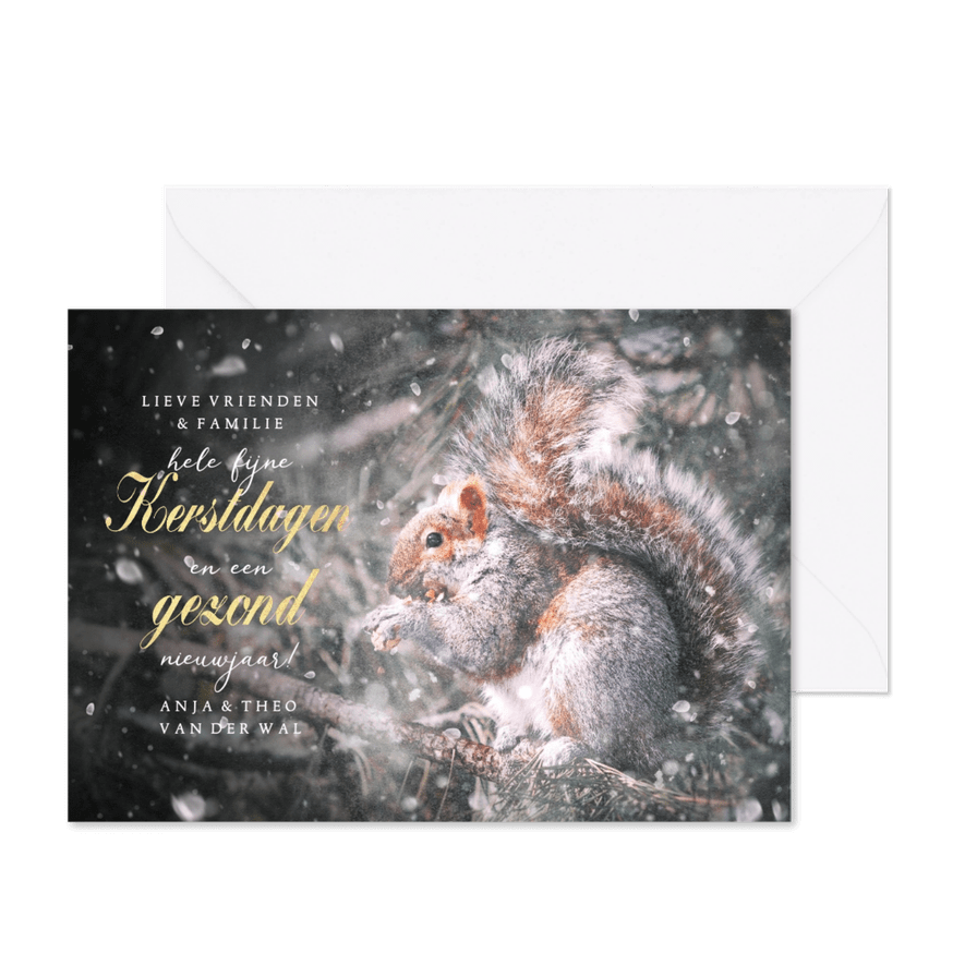 Klassieke kerstkaart eekhoorn in bos sneeuw en typografie - Kaartimpressie
