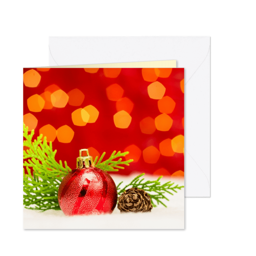 Klassieke kerstkaart met een rode kerstbal - Kaartimpressie