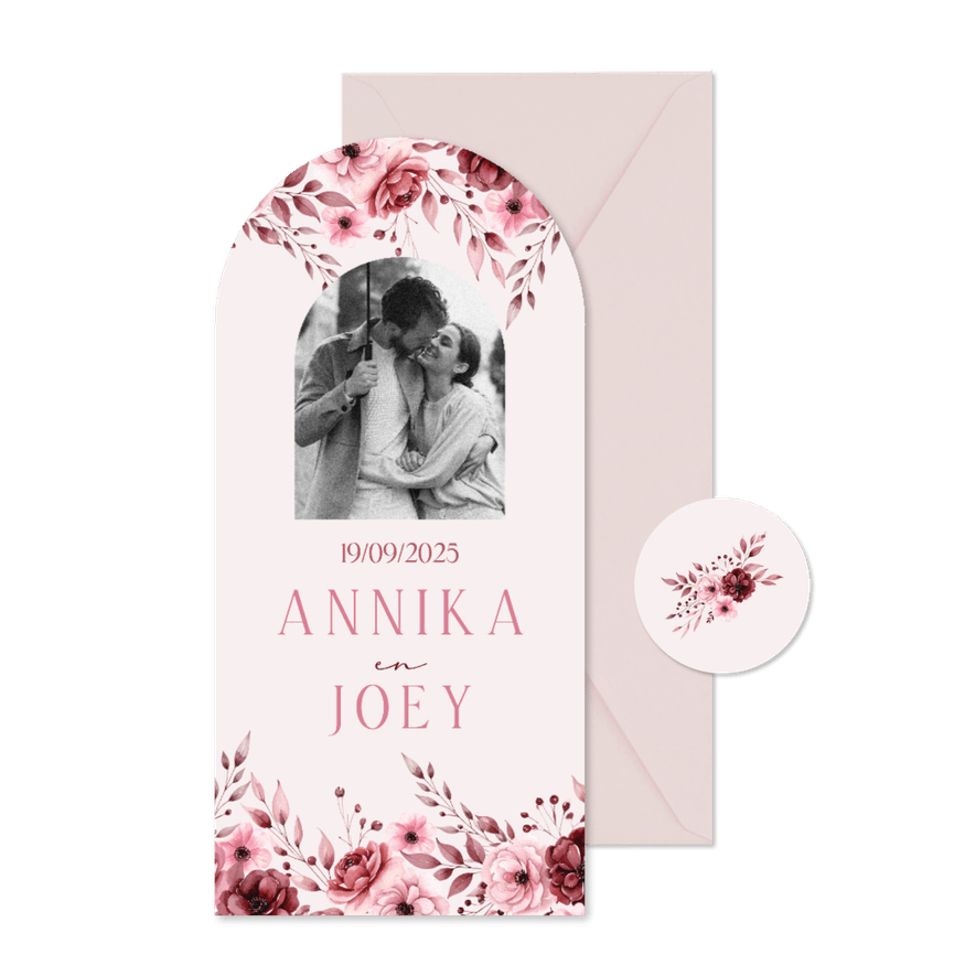 Klassieke trouwkaart boogvorm in roze met aquarel rozen - Kaartimpressie