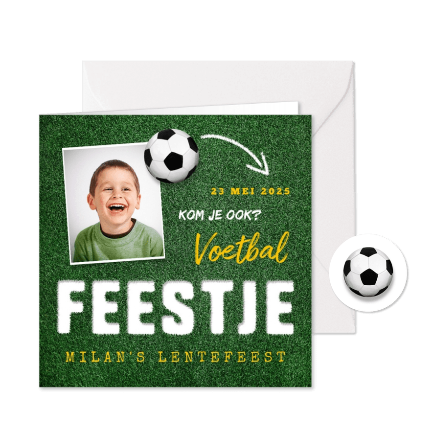 Lentefeest uitnodigingskaart feestje voetbal grasveld - Kaartimpressie