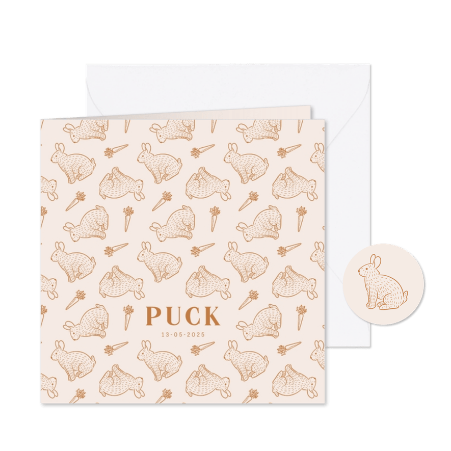 Lief beige geboortekaartje met konijntjes patroon - Kaartimpressie