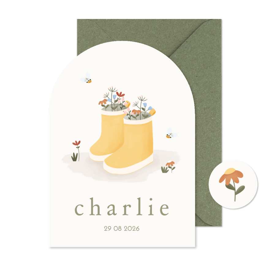 Lief geboortekaartje gele laarsjes en bloemetjes boogvorm - Kaartimpressie