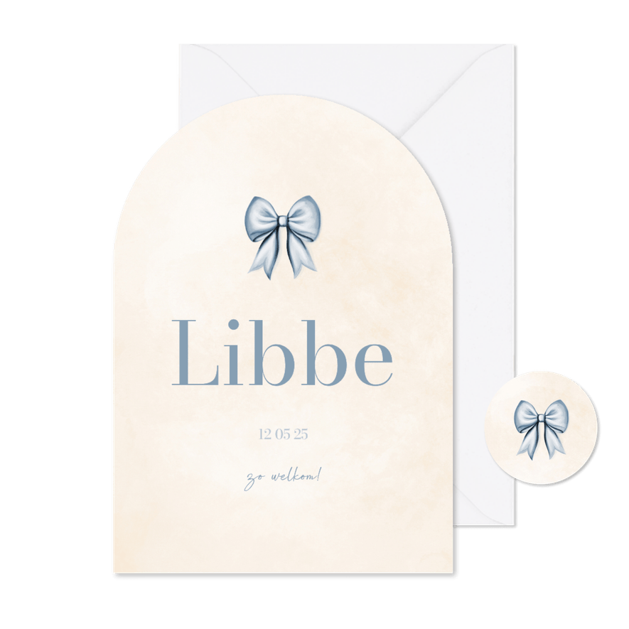 Lief geboortekaartje in boogvorm met blauwe strik - Kaartimpressie