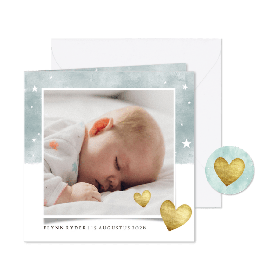 Lief geboortekaartje met blauwe waterverf en gouden hartjes - Kaartimpressie