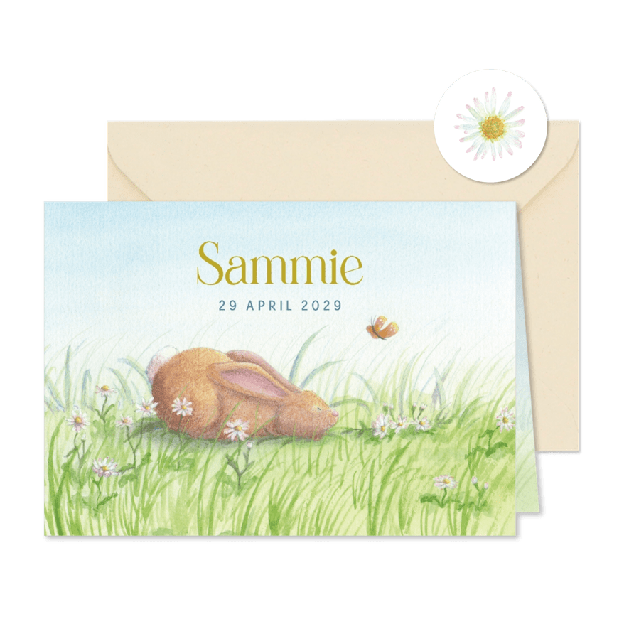 Lief geboortekaartje met konijn tussen madeliefjes - Kaartimpressie