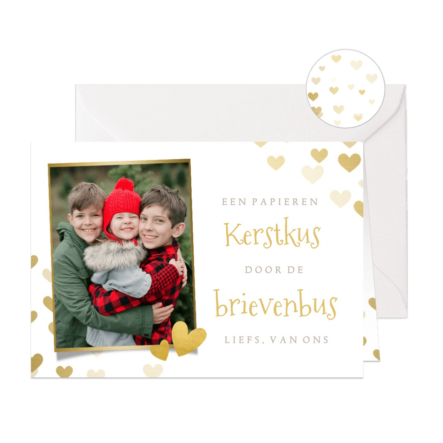 Liefdevolle kerstkaart - kerstkus door de brievenbus - Kaartimpressie