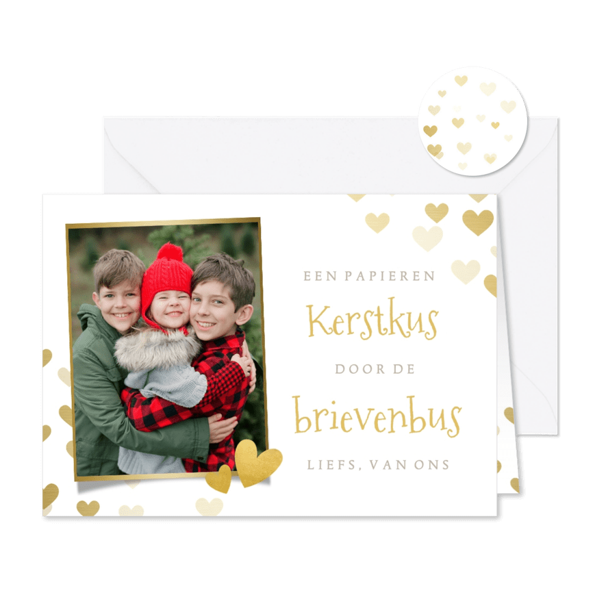 Liefdevolle kerstkaart - kerstkus door de brievenbus - Kaartimpressie
