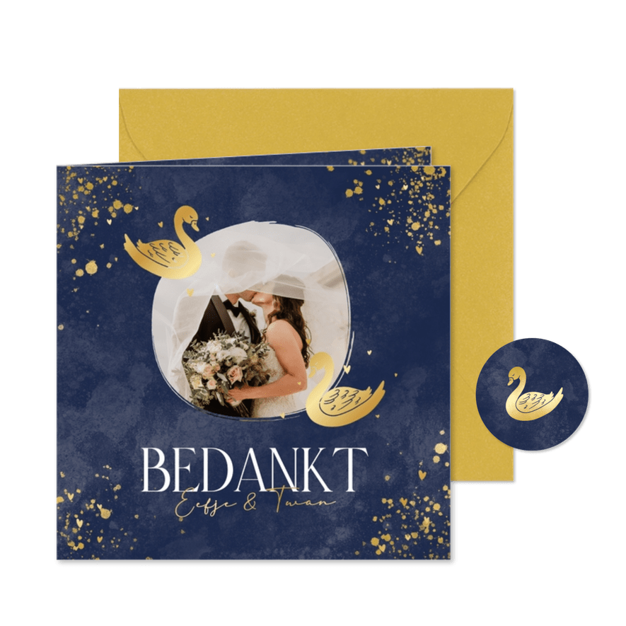 Lieve bedankkaart huwelijk met gouden zwanen blauw - Kaartimpressie