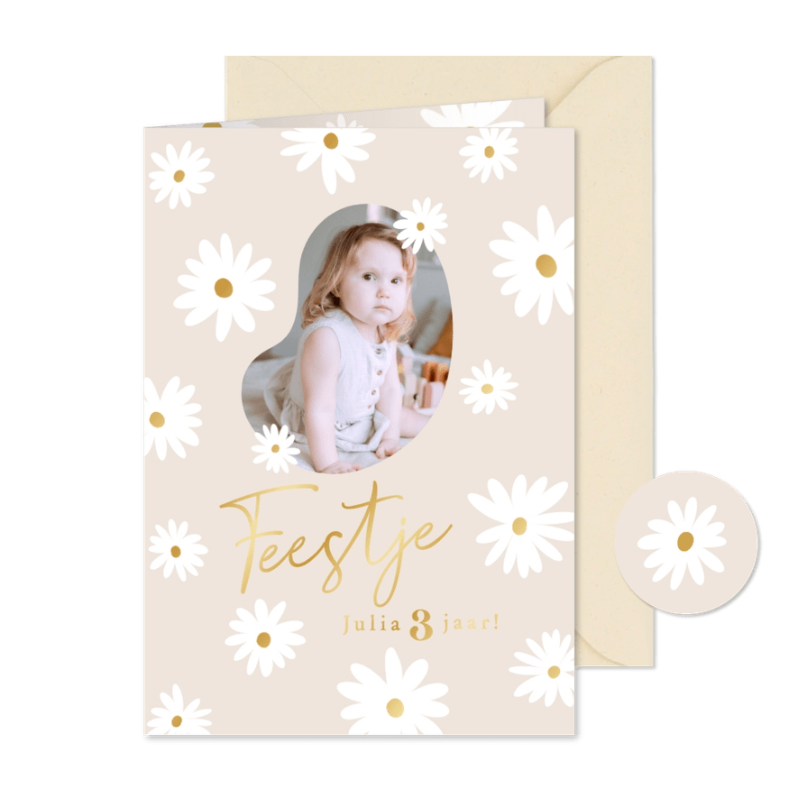Lieve beige kinderfeestje uitnodiging met bloemetjes en goud - Kaartimpressie