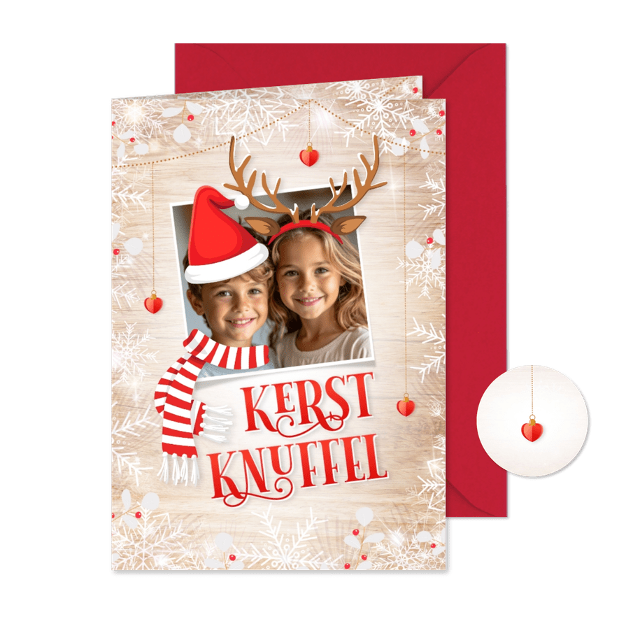 Lieve grappige kerstkaart met kerstknuffel en kerst props - Kaartimpressie