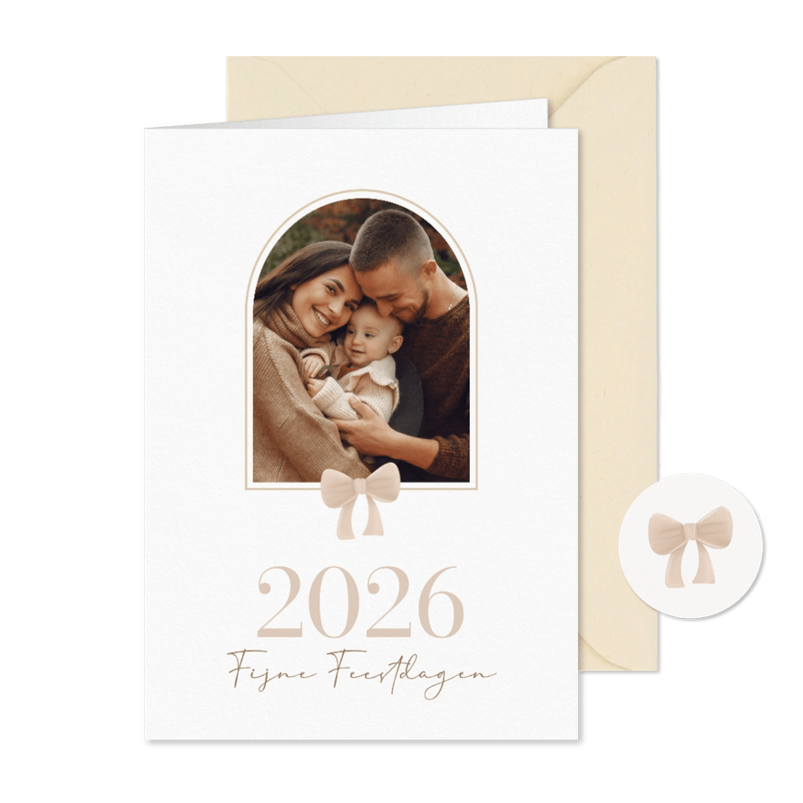 Lieve kerstkaart met foto in boog en beige strikje - Kaartimpressie