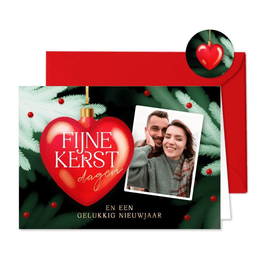 Lieve kerstkaart met kerstbal hart en foto - Kaartimpressie