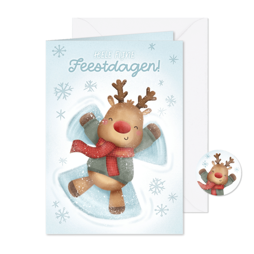 Lieve kerstkaart rendier maakt sneeuwengel Fijne Feestdagen - Kaartimpressie