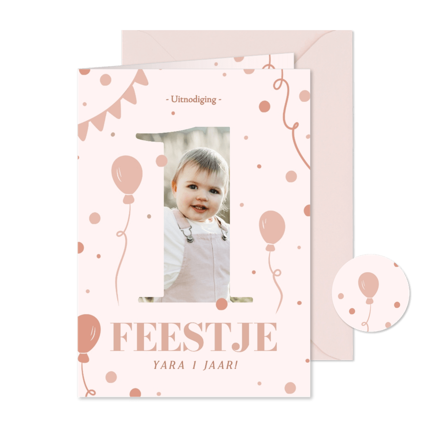 Lieve uitnodiging eerste verjaardag roze met foto - Kaartimpressie