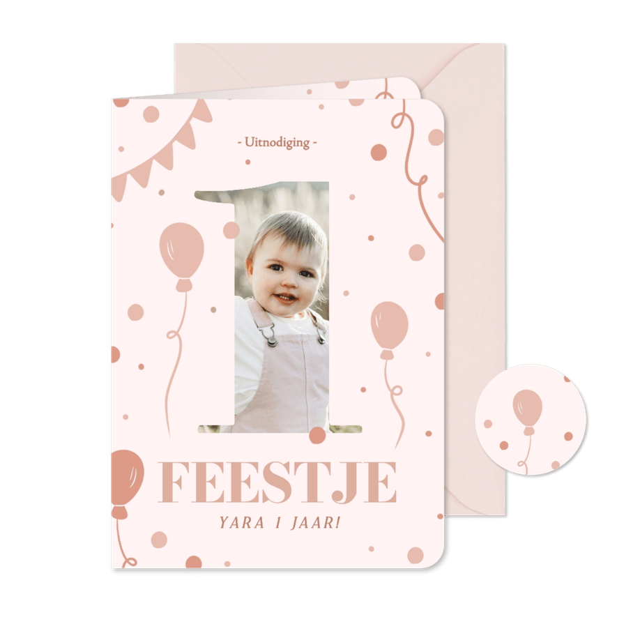 Lieve uitnodiging eerste verjaardag roze met foto - Kaartimpressie