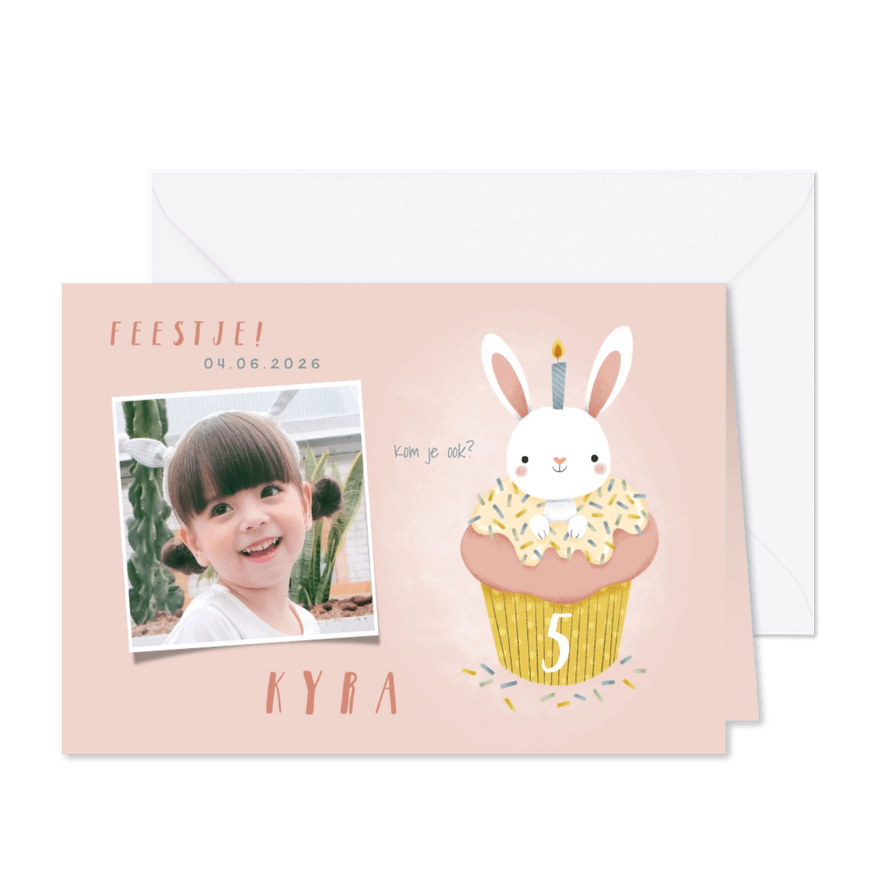 Lieve uitnodiging kinderfeestje konijn in cupcake en foto - Kaartimpressie
