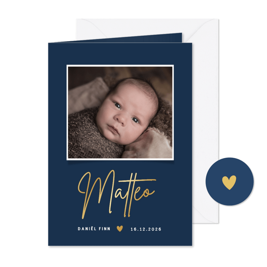 Minimalistisch blauw geboortekaartje jongen met foto en naam - Kaartimpressie