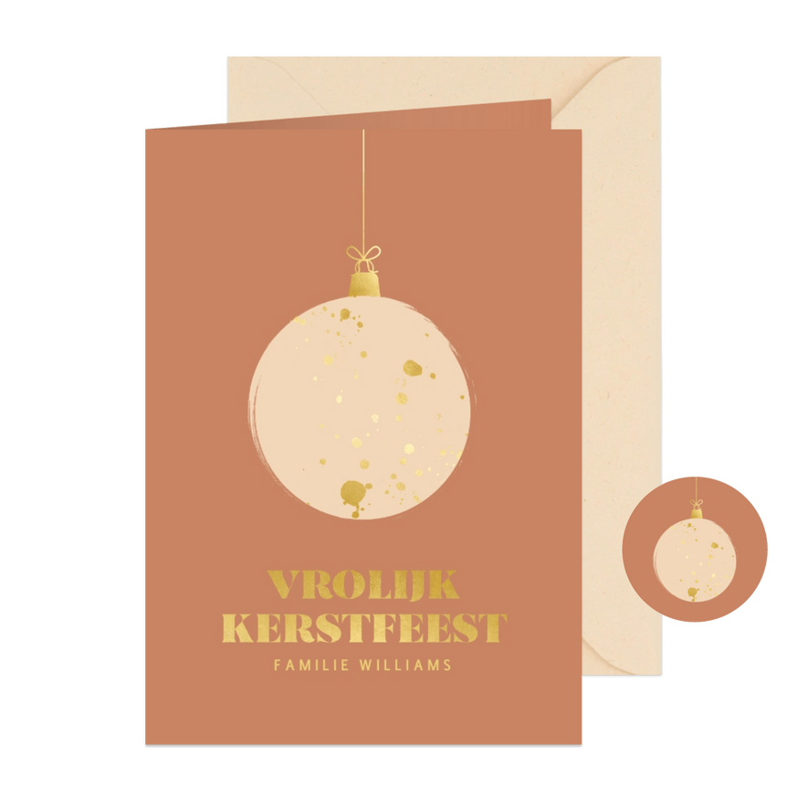 Minimalistische kerstkaart met kerstbal en goudlook terra - Kaartimpressie