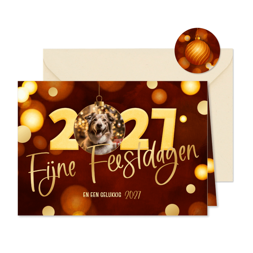  Modern rood kerstkaartje 2027 kerstbal goud met foto - Kaartimpressie