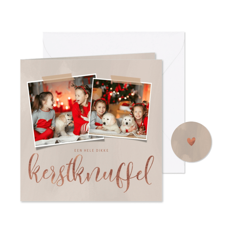 Moderne kerstkaart dikke kerstknuffel en 2 foto's op beige - Kaartimpressie