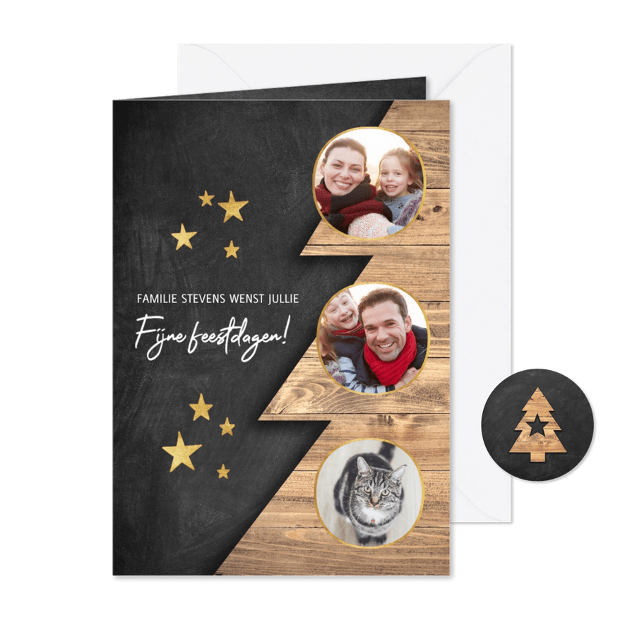 Moderne kerstkaart houten kerstboom, krijtbord en foto's - Kaartimpressie