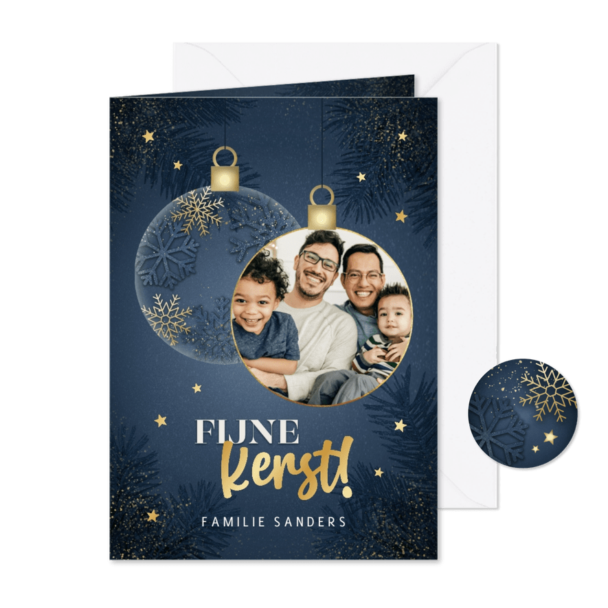 Moderne kerstkaart kerstbal takken sneeuwvlokken en foto - Kaartimpressie