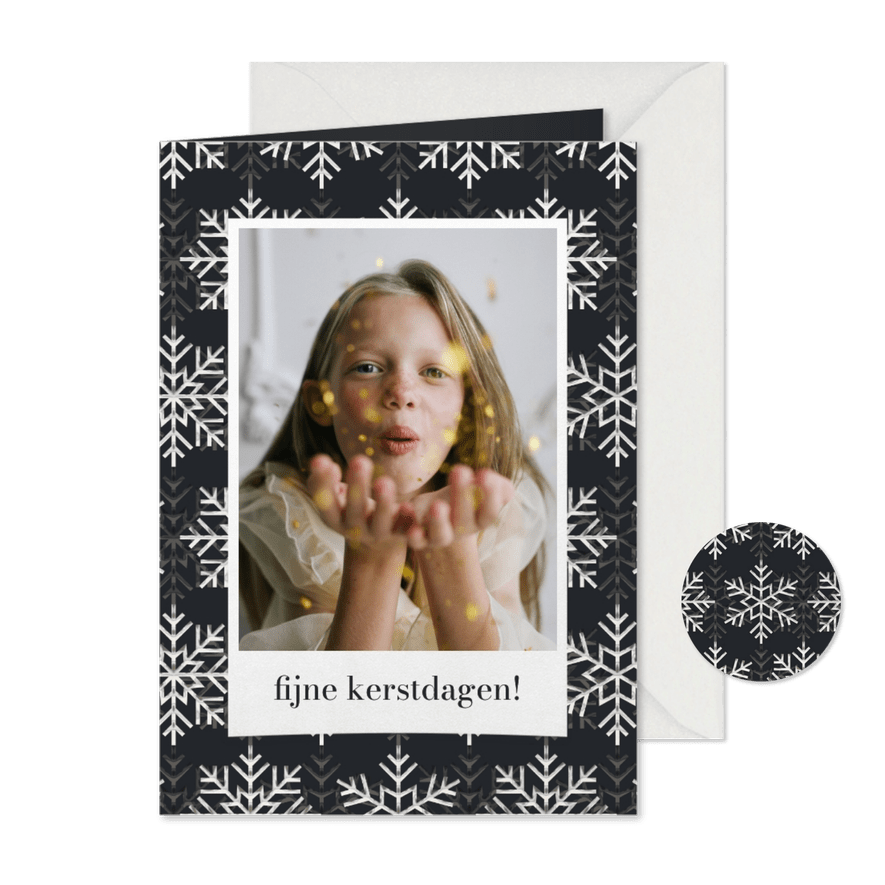 Moderne kerstkaart met foto en zilveren sneeuwvlokken - Kaartimpressie