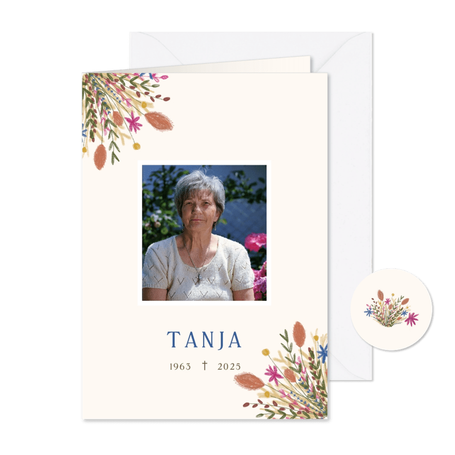 Moderne rouwkaart met grote foto en bos bloemen - Kaartimpressie