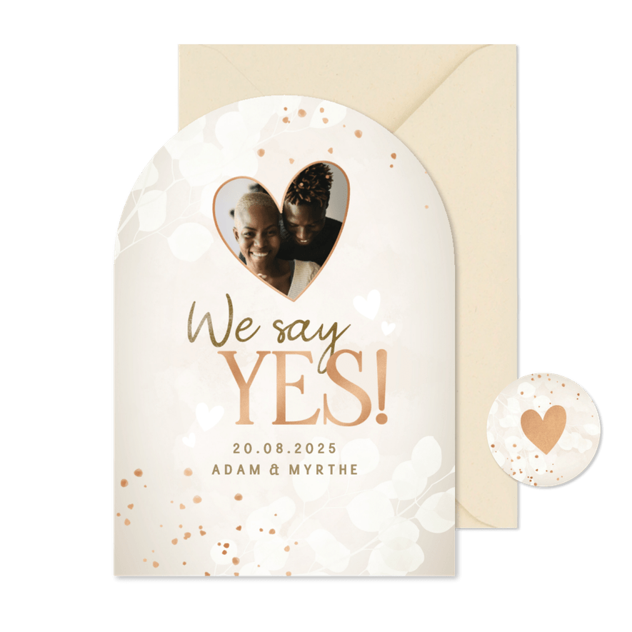 Moderne trouwkaart eucalyptus we say yes hartjes en foto - Kaartimpressie