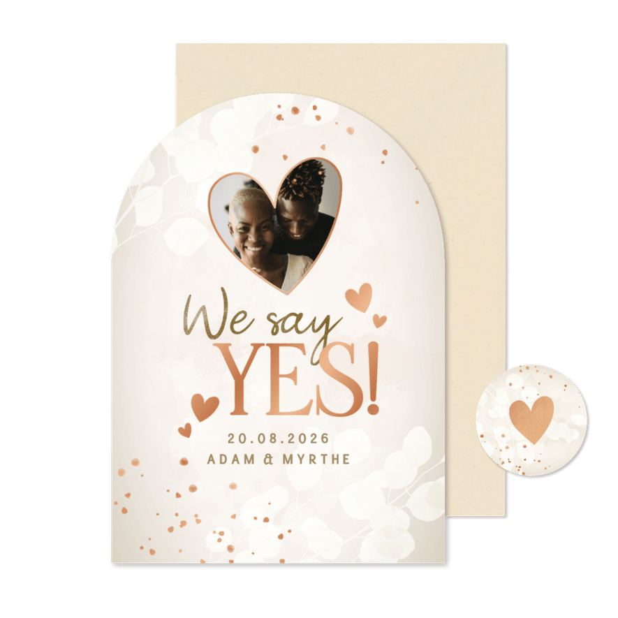 Moderne trouwkaart eucalyptus we say yes hartjes en foto - Kaartimpressie