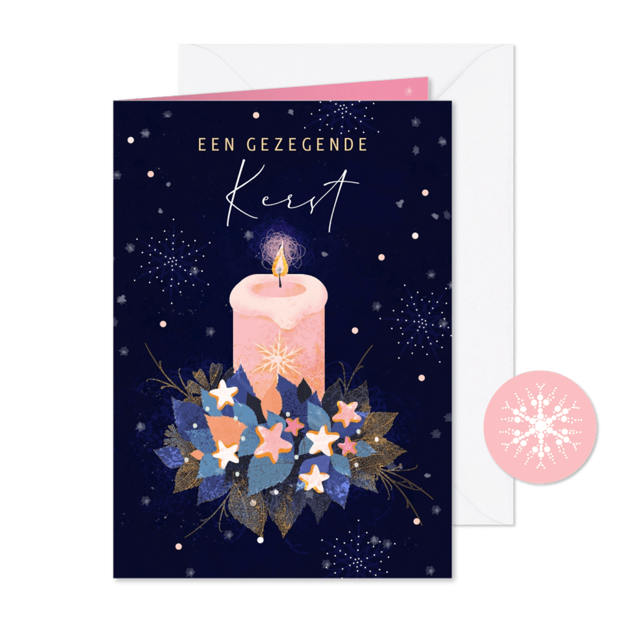 Mooie kerstkaart met een kaars en versiering - Kaartimpressie