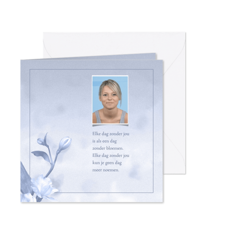 Mooie rouwkaart met bloem op gewassen achtergrond met foto - Kaartimpressie