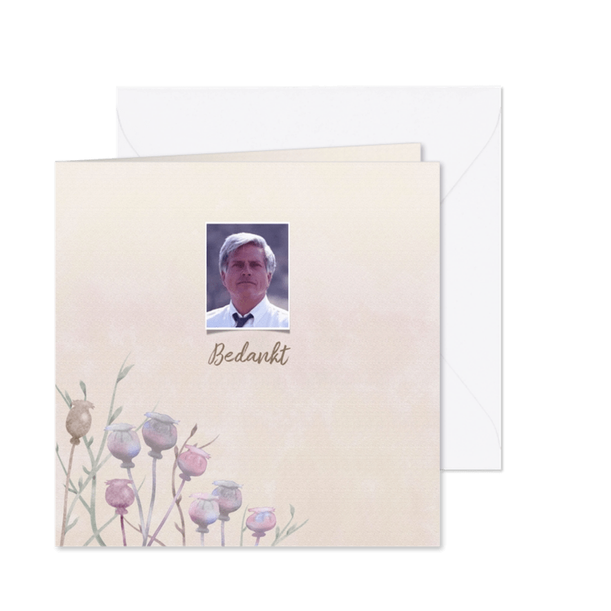 Mooie rouwkaart met papaver op gewassen achtergrond en foto - Kaartimpressie