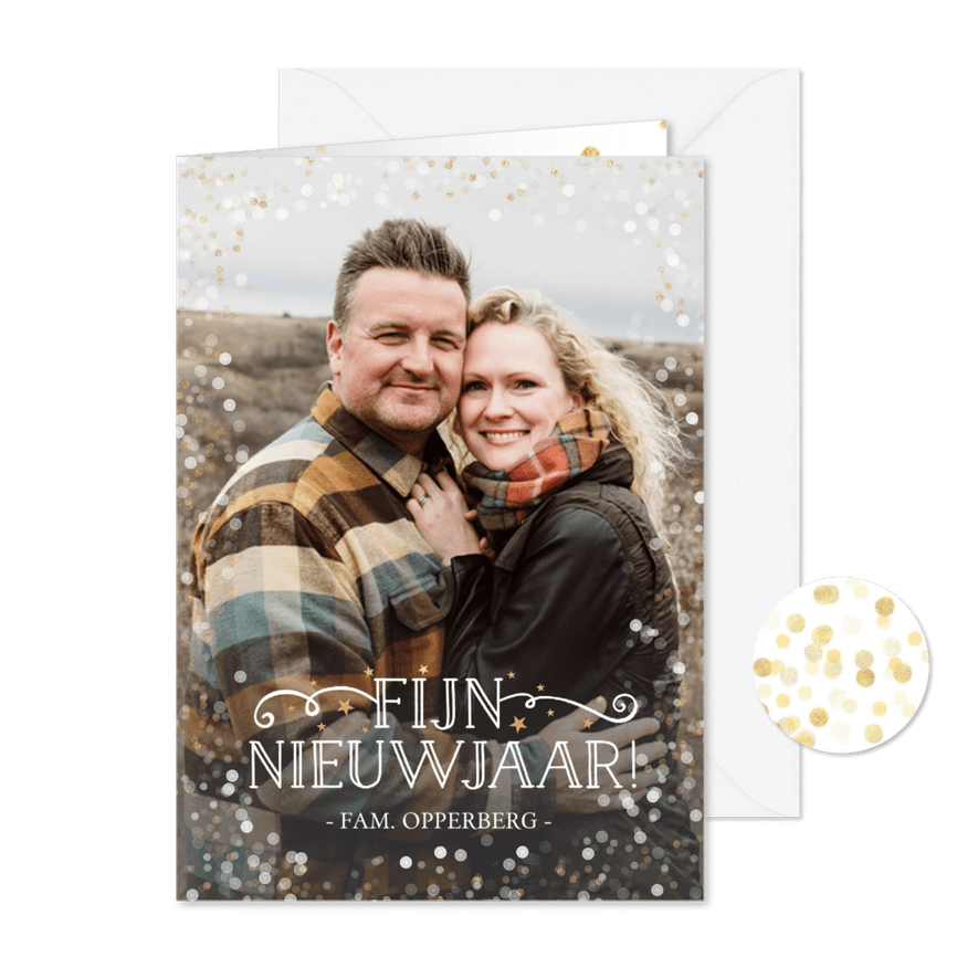 Nieuwjaarskaart met grote foto en wit met gouden confetti  - Kaartimpressie