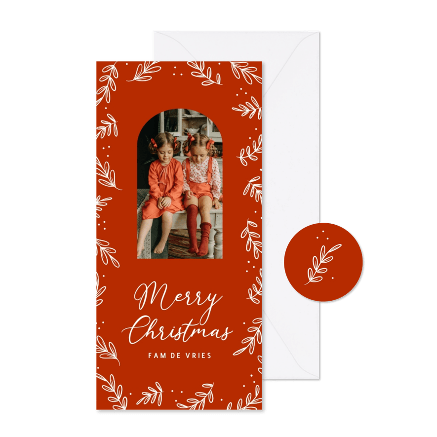 Nostalgische kerstkaart met takjes in rood en eigen foto - Kaartimpressie