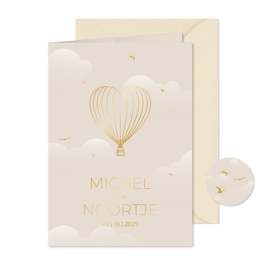 Originele beige trouwkaart met gouden luchtballon hart - Kaartimpressie