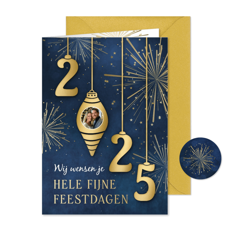 Originele kerstkaart met 2025 kerstballen, vuurwerk en foto - Kaartimpressie