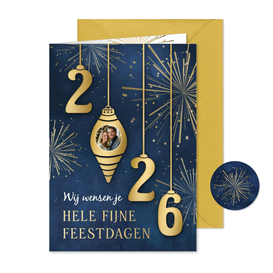Originele kerstkaart met 2026 kerstballen, vuurwerk en foto - Kaartimpressie