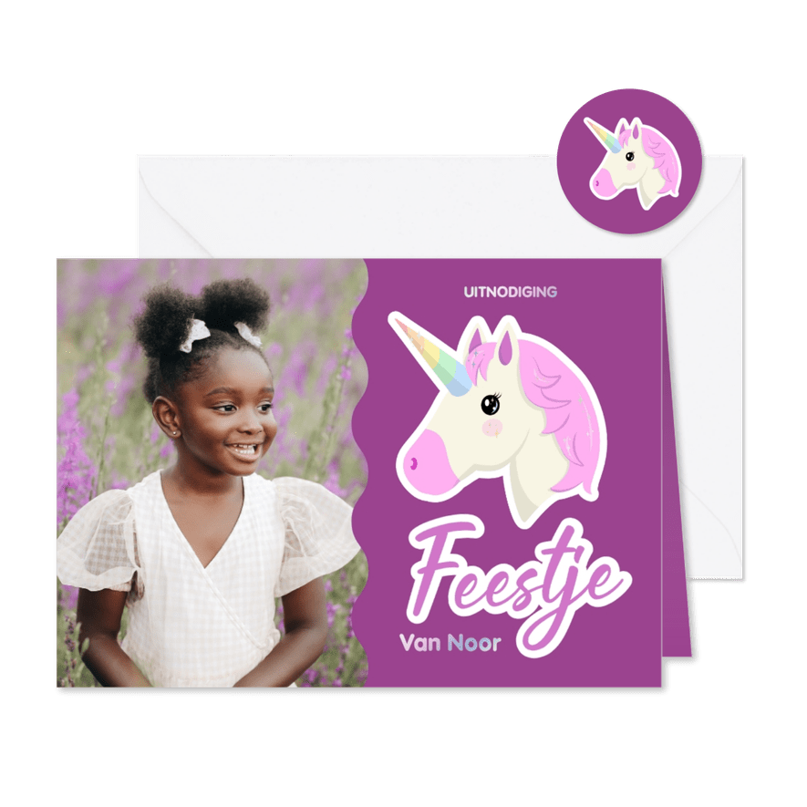 Paarse uitnodiging voor een kinderfeestje met eenhoorn foto - Kaartimpressie