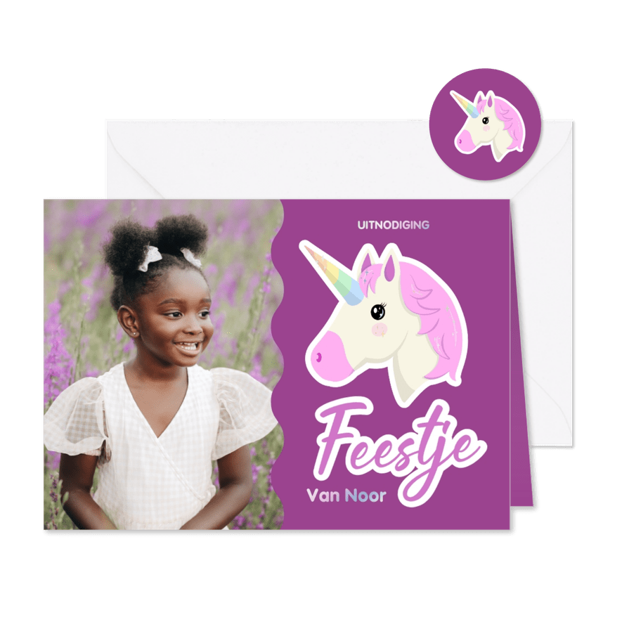 Paarse uitnodiging voor een kinderfeestje met eenhoorn foto - Kaartimpressie